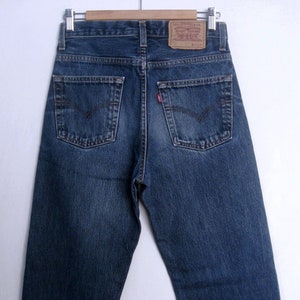 Vintage anni '90 Levi's jeans in denim blu scuro, jeans in vita Levi'sHigh in difficoltà, vola da 28 pollici, jeans hipster anni '90