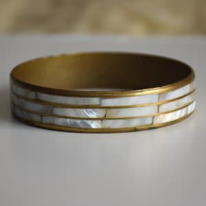 Bracelet jonc vintage en nacre et laiton - jonc bohème empilable des années 80