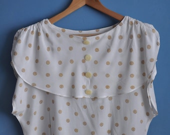 Vintage 80s white polka dot blouse with a bib collar, oversized collar blouse, puritan collar blouse, secretary blouse, 80s summer top, L
