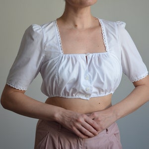 Blouse courte vintage en dirndl : haut blanc pour l&#39;Oktoberfest, taille 38 EU