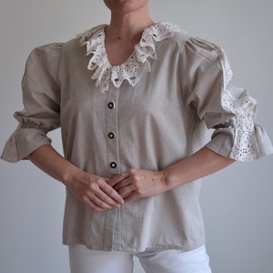 Chemisier folklorique autrichien beige des années 90 avec un grand col en dentelle au crochet, chemisier à manches bouffantes, chemisier folk Oktoberfest, chemisier boho, 42 EU