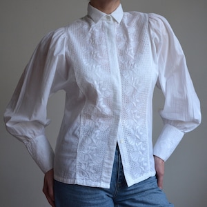 Chemisier autrichien à manches bouffantes, chemisier cottage à motif de feuilles, chemisier paysan en dentelle, chemisier folklorique blanc avec broderie, M