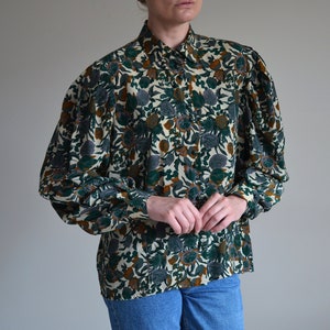 Vintage 80s botanical pattern polyester blouse, puff sleeves green and orange floral blouse, romantic / cottage core, 46 EU / 16 US