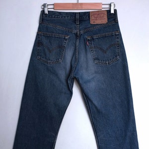 Vintage 90s Levi&#39;s 501 Jeans: Dunkelblauer High Waist Cropped Denim, 70 cm