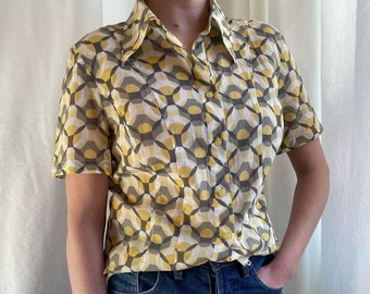 Vintage 90s pattern cotton shirt, summer short sleeve collared blouse, fitted 90s shirt, 90s does 70s style, yellow and gray print shirt, L