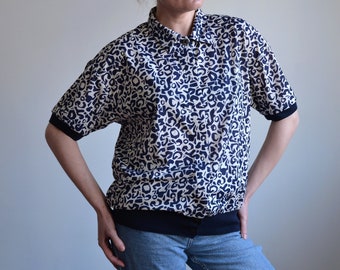 Camicetta vintage anni '80 con stampa astratta: poliestere blu e bianco, prodotta nel Regno Unito