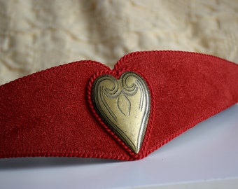 ceinture dirndl en daim rouge vintage des années 80 avec un coeur en métal doré, large ceinture tendance, ceinture folk, ceinture bohème, ceinture autrichienne / bavaroise, 85 cm