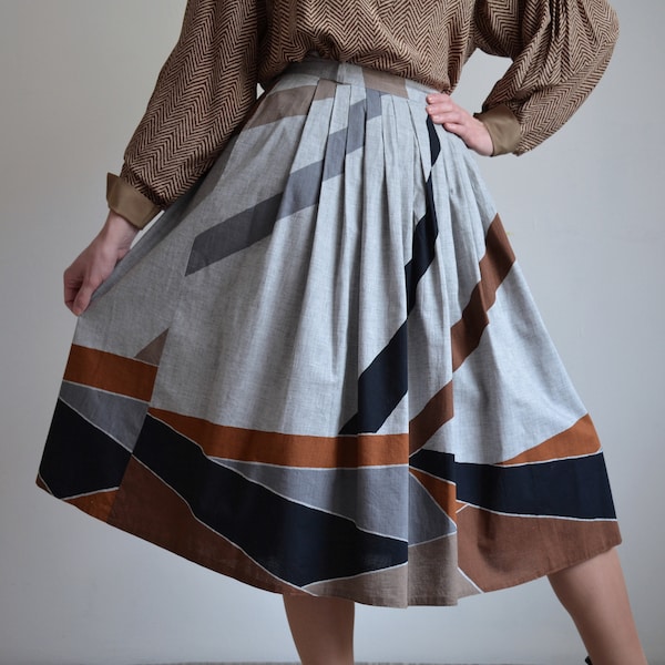 Vintage 80s graphic pattern autumn below the knee flare skirt, gray brown black skirt, high waist skirt with pockets, 27 inch waist, 38 EU