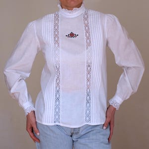 Vintage Oostenrijkse volksblouse jaren 80: wit kantborduurwerk, hoge kraag - S