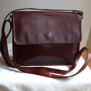 Vintage 90er Jahre cognac braune Leder Crossbody Bag, kleine braune Ledertasche, Boho Echtledertasche, langer verstellbarer Schulterriemen