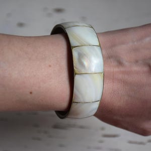 Bracelet jonc vintage en nacre et laiton : bijoux bohèmes des années 80/90