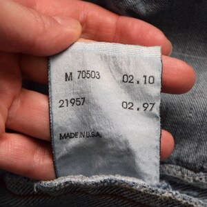 Puede incluir: Una etiqueta blanca con texto negro que dice "M 70503 02.10 21957 02.97 MADE IN U.S.A."