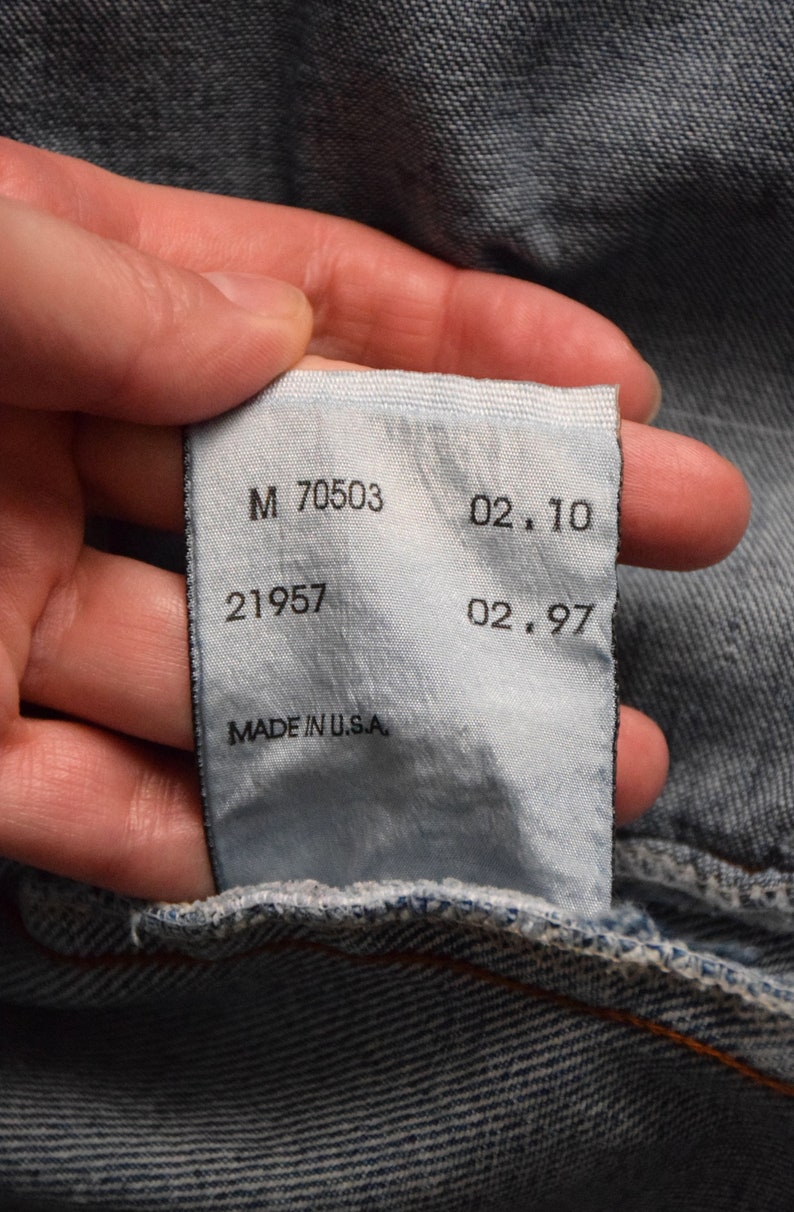 Puede incluir: Una etiqueta blanca con texto negro que dice "M 70503 02.10 21957 02.97 MADE IN U.S.A."