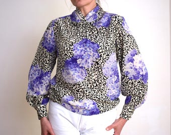 80er Vintage Seidenbluse: Violettes Wickeltop mit Hortensienblüten, M