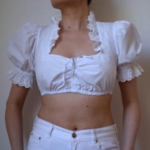 Vintage White Dirndl Crop Top: 90s Boho Oktoberfest Blouse (Size 34 DE)