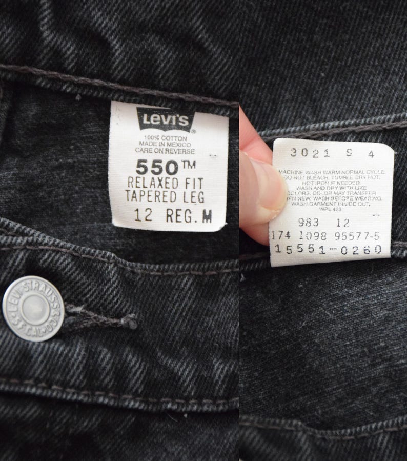 Peut inclure: Gros plan sur un jean noir Levi's 550 Relaxed Fit Tapered Leg. Le jean a une fermeture &agrave; bouton et une &eacute;tiquette blanche avec le logo Levi's et des informations de taille. L'&eacute;tiquette indique la taille "12 REG. M".