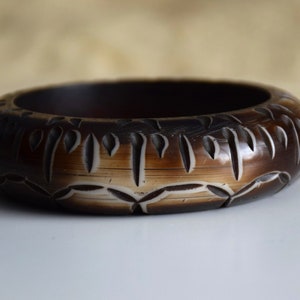Vintage 80s / 90s brown carved plastic bangle, chunky vintage bangle bracelet, boho / tribal style bangle, 80s costume jewelry