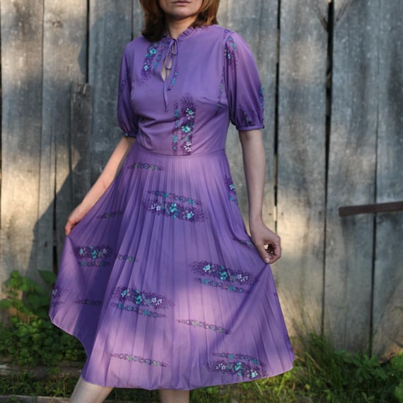 Vintage 70s Floral Print Dress: Violet Purple Pleated Midi, M