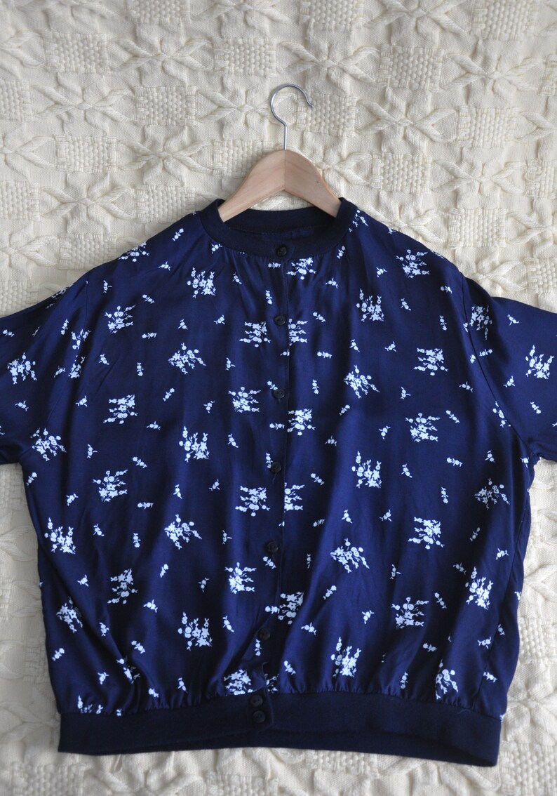 floral viscose hipster jacket women/'s blue and white print top Made in Italy L Vintage 90s floral print summer jacket OR Blouse