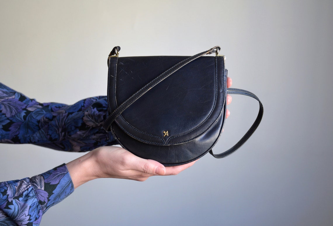 Vintage 80s Dark Blue Leather Shoulder Bag: Mini Boho Handbag, foto 3 di 5