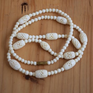 Vintage 80s cream bone beaded necklace, boho artisan bone necklace, chunky tribal necklace, off white beads, hand carved bone necklace