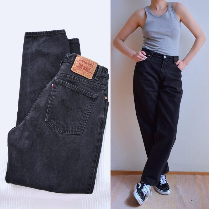 Peut inclure: Jean noir en denim avec une conception classique &agrave; cinq poches et un patch en cuir. Le jean est pr&eacute;sent&eacute; pli&eacute; et &eacute;galement port&eacute; avec un d&eacute;bardeur gris et des baskets noires et blanches. Coupe droite.