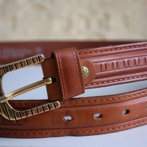 Vintage 90s brown leather men&#39;s belt, jeans belt, leather belt with gold metal belt buckle, patterned leather belt, Made in Italy