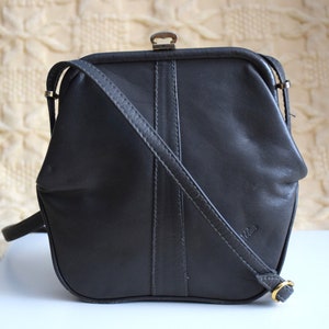 Vintage 80er Jahre kleine graue Ledertasche, Umhängetasche mit langem verstellbaren Riemen, Citytasche, Damen Ledertasche, Hipster Tasche