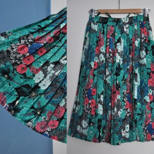 Falda plisada floral vintage de los 90: poliéster verde, rosa y azul, cintura elástica (M)