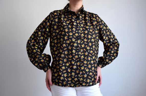 Vintage 70s black botanical pattern blouse, black… - image 3