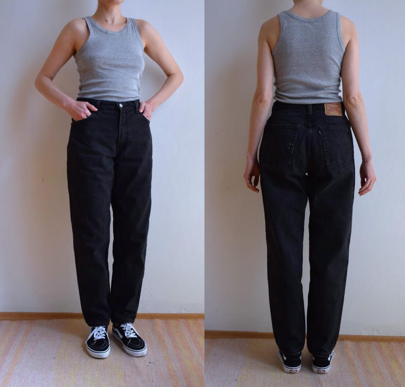 Peut inclure: Jean noir taille haute et coupe droite. Le jean est port&eacute; avec un d&eacute;bardeur gris et des baskets noires et blanches. Le jean a une conception classique &agrave; cinq poches.