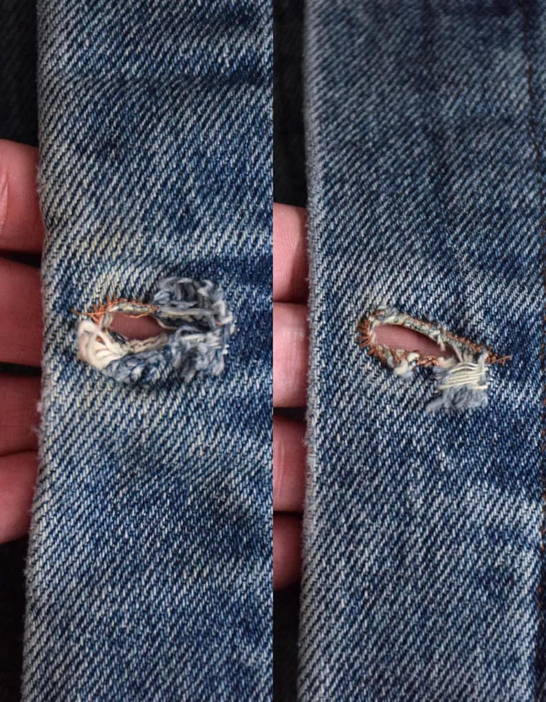 Puede incluir: Primer plano de dos muestras de tejido vaquero con un peque&ntilde;o agujero en el centro de cada una. Los agujeros est&aacute;n deshilachados y tienen un borde sin rematar.