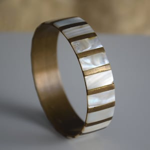 Bracelet jonc vintage en nacre et laiton des années 80 - Fait main en Inde