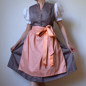 NOS grey floral dirndl dress with a peach pink apron, Bavarian / Austrian Oktoberfest dress, cottage core, folk peasant dress, L / XL