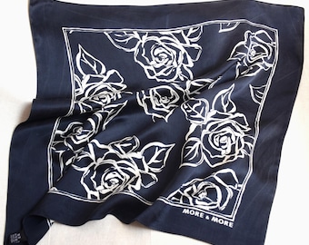 Pañuelo de seda floral en blanco y negro de los años 90, pañuelo pequeño de seda con estampado de rosas, pañuelo con estampado vintage.