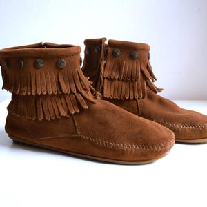 Vintage Minnetonka mocassinlaarzen, bruine enkellaarsjes, hippielaarzen met franjes, Indiaans / festival / boho, damesmaat 9.5 US
