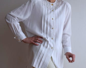 Blusa plisada blanca de los años 90 con cuello de encaje, estilo secretaria formal, romántica, hecha en Austria.