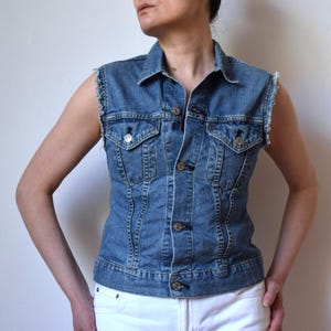 Vintage 90-tals Levi's denimväst: sliten grunge-stil, tillverkad i Japan (storlek S/M)
