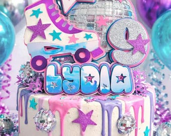 Topper per torta con pattini a rotelle stampabile, pattinaggio a rotelle viola arcobaleno, modello modificabile per torta di compleanno per ragazze, glitterato, adatto a qualsiasi età. - Italia