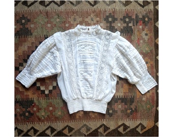 Vintage 70s Bohemian cotton Edwardian style blouse / pin tuck and lace prairie blouse