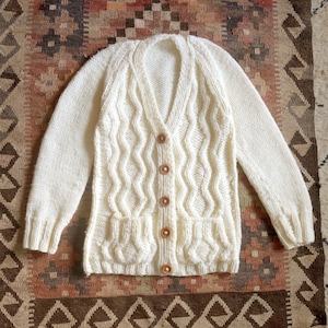 1970er Jahre Irish Fisherman&#39;s Sweater / 70s Creme Zopfmuster Cardigan / Hand gestrickte Jacke