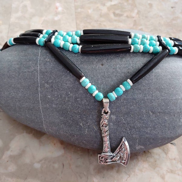 Vrai et unique collier amérindien de qualité noir / blanc et turquoise avec tomahawk gravé plaqué argent