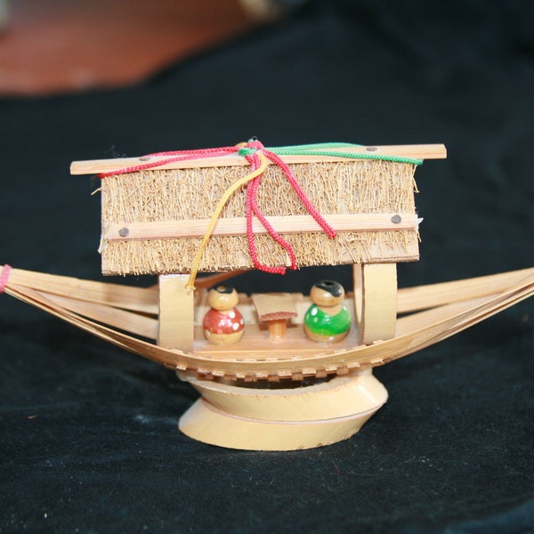 deux minuscules kokeshi dans un bateau de plaisance