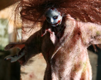 OOAK 12e schaal zombie vrouw door Rebecca Edwards