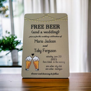 Gratis bier (en een bruiloft) Huwelijksuitnodiging met RSVP - Grappig aangepast huwelijkspapier - Gepersonaliseerde trouwkaarten