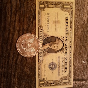 Zilvercertificaat uit 1935 in UNC-staat, samen met een American Silver Eagle uit 2018 in BU-staat.