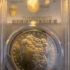 PCGS によって MS62 と評価され、PCGS コイン ホルダーに収められた、ゴージャスな 1880 O モルガン シルバー ダラー - 銀貨 - 収集用コイン