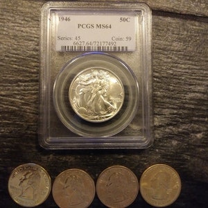 1946 Walking Liberty Half Dollar - PCGS Graded MS64 - zusammen mit 4 vergoldeten State Quarters in nicht in Umlauf gebrachtem Zustand
