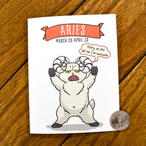 Pu&ograve; includere: Un ariete di cartone animato bianco e marrone con un fumetto che dice "Hurry up and tell me I'm awesome." Il testo "Aries March 20-April 20" &egrave; sopra l'ariete. Lo sfondo &egrave; bianco.