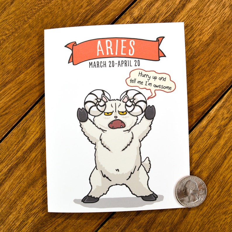 Pu&ograve; includere: Un ariete di cartone animato bianco e marrone con un fumetto che dice "Hurry up and tell me I'm awesome." Il testo "Aries March 20-April 20" &egrave; sopra l'ariete. Lo sfondo &egrave; bianco.